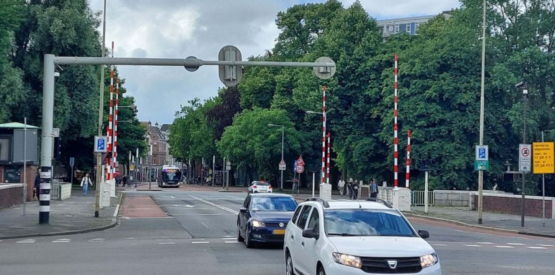 sizes="100vw"